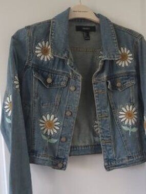 Forever 21 jean jacket splashed with cheerful embroidered daisies. Size L.